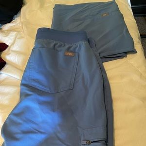 Figs scrub set. Casma 3 pocket and Zamora joggers. M top and S(P) bottoms